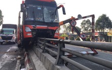 Xe giường nằm toác đầu, làm xiếc tại hầm chui ngã tư Vũng Tàu