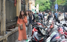 Ai đứng sau ngành dịch vụ trông xe trên vỉa hè, dưới lòng đường ở Hà Nội?