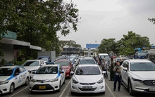 Hà Nội: Ô tô nườm nượp xếp hàng, chờ cả tiếng đồng hồ để đăng kiểm dịp cuối năm