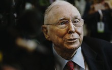 Tỷ phú đầu tư Charlie Munger: Các vị đừng phàn nàn nữa, mọi người đều đang sống tốt “5 lần” so với trước đây