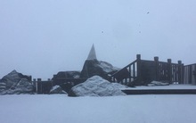 Tuyết đã phủ trắng đỉnh Fansipan, dân tình rần rần: "Lên Sa Pa nhanh còn kịp"