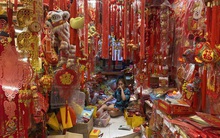 Đồ trang trí Tết tràn ngập các nẻo đường TP HCM