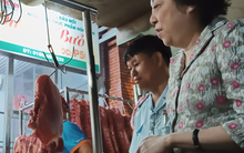 Kiểm tra hàng loạt chợ đầu mối ở TP HCM lúc nửa đêm