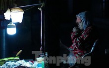 Lao động đường phố nhọc nhằn mưu sinh trong đêm rét sâu đầu đông ở Hà Nội