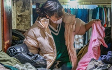 Hà Nội: “Bơi” giữa đống đồ si chất cao như núi để tìm được quần áo rẻ đẹp dịp cuối năm