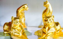 Chiêm ngưỡng linh vật mèo dát vàng 24k 'trình làng' Tết Qúy Mão