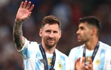 Được fan tặng đôi dép quá ưng, Messi nhắn tin xin thêm mấy đôi cho cả nhà, biết giá một đôi mà sốc