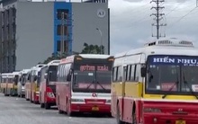 Xe cũ nát hết niên hạn được "phù phép" thành xe chở công nhân ra sao?