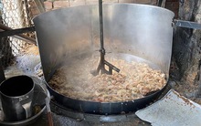 Mua mỡ heo, da heo đổ đống dưới sàn nhà rồi chế biến thành dầu, tóp mỡ