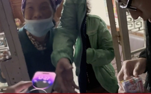 Nhặt được iPhone, cô bán vé số chờ trả lại người mất: 'Bà già không tham đâu'