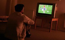 Thâu đêm xem World Cup, chàng trai 26 tuổi bị chẩn đoán liệt mặt