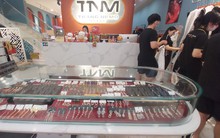 Kiểm tra shop Trang Nemo phát hiện ví Gucci, Fendi, giầy dép Chanel,... có dấu hiệu giả nhãn hiệu