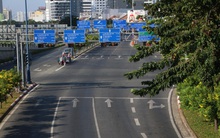 Đường phố TPHCM yên ả, rợp bóng cờ hoa trong ngày mùng 1 Tết