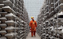 Trung Quốc: Thành phố sát biên giới Việt Nam "hắt hơi", thị trường thế giới rùng mình