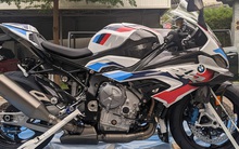 Siêu mô tô BMW M 1000 RR giá 1,6 tỷ đồng về Việt Nam: Cánh gió carbon hầm hố, lô đầu 6 chiếc đã có chủ