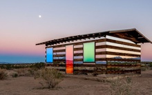 Nhà gương trong suốt nằm lơ lửng giữa sa mạc cằn cỗi ở Mỹ gây choáng bởi thiết kế "đỉnh chóp", tạo nên cảnh quan kỳ thú hiếm có!