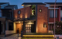 Cận cảnh ngôi nhà độc đáo với mặt tiền gạch lồng vào nhau: Không chỉ đẹp như tác phẩm nghệ thuật mà còn là giải pháp khắc phục một nhược điểm