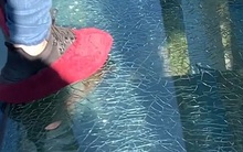 Thêm clip chứng minh cầu kính cao nhất Việt Nam gần Sapa quả thật bị nứt vỡ từ trước và du khách vẫn thăm quan bình thường