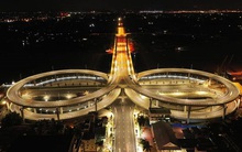 Thành phố tăng trưởng dẫn đầu cả nước có gì "hút khách"? Là bối cảnh quay bộ phim bom tấn Hollywood, điểm du lịch hút khách với cây cầu 2.000 tỷ đồng và Trung tâm Hành chính 'tầm cỡ' 10.000 tỷ đồng