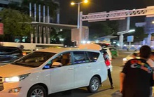"Dài cổ" chờ taxi ở TP HCM