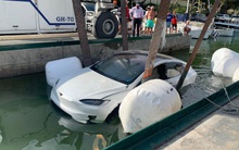 Chuyện gì xảy ra khi một chiếc Tesla Model X rơi xuống biển?