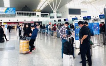 Ga quốc tế Nội Bài tấp nập khách trong ngày mở lại toàn bộ đường bay