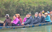 Ảnh: Du khách đánh bài ăn tiền, bỏ khẩu trang trên thuyền, ném tiền lẻ khi đi lễ chùa Hương