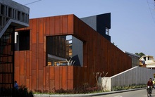 Đại gia mua đứt 3 mảnh đất liền kề, xây tường cao 3,6m che chắn cho căn biệt phủ tráng lệ: Yên tĩnh tuyệt đối, không một tạp âm