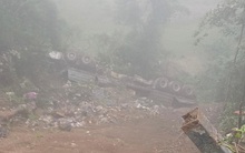 Ô tô đầu kéo rơi xuống vực sâu 70m khi lùi tránh xe ngược chiều