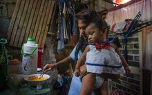 Mang thai ở tuổi vị thành niên: Sinh con khi vẫn còn là trẻ con, các bà mẹ trẻ phải vật lộn để đối mặt với "phước lành Chúa ban", "cơm áo gạo tiền" đè nặng trên những đôi vai non nớt