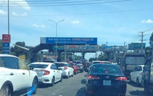 Đồng Nai kẹt xe nhiều nơi, xả 2 trạm thu phí đường cao tốc