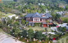 Khám phá biệt thự bạc tỷ 3.000m2 của sếp FPT: Vườn cổ thụ trăm tuổi chưa choáng bằng BST đá ngọc rải từ vườn vào nhà