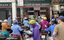 TP HCM: Cây xăng treo bảng "hết xăng", bán cầm chừng