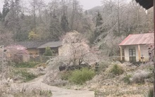 Khách ùn ùn lên núi 'săn' băng tuyết, khu du lịch 'cháy' phòng lưu trú, dự báo ngày mai miền Bắc vẫn rét căm căm