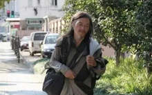 Bi kịch của thủ khoa đại học 12 năm đi nhặt rác kiếm sống: Khi trường đời không giống trường học,  nhà vô địch "biến mình" thành kẻ vô gia cư, bị xã hội bỏ quên