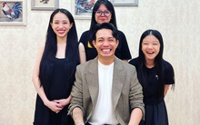 Hiếm hoi lắm mới thấy Minh Nhựa thân thiết với 3 cô con gái, nhìn khó biết "đại gia nhựa" vậy mà đã lên chức ông ngoại rồi