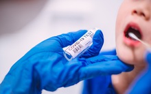 Trẻ mắc Covid-19 đa phần nhẹ, tự khỏi tại nhà nhưng xuất hiện 6 dấu hiệu này cảnh báo chuyển nặng, phải đi bệnh viện ngay!