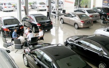 Chuyện dở khóc dở cười đầu năm của thị trường ô tô Việt: Xe này tăng giá, xe kia mua ‘bia kèm lạc’, vui vui lại có xe ‘cắt’ tiện ích