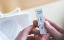 Nước muối cháy hàng, giá kit test 'nhảy múa' mỗi ngày - người dân cắn răng 'đắt vẫn phải mua'