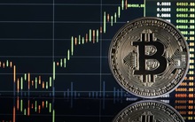 Thấy gì từ cú hồi chớp nhoáng hơn 5.000 USD của Bitcoin?