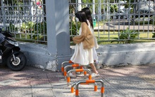 Vỉa hè ở TP.HCM được lắp rào chắn xe máy 5 năm trước hiện giờ ra sao?