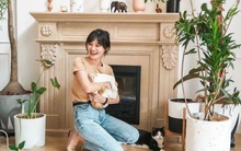 Thích mê không gian sống xanh của cô nàng độc thân cùng 2 “boss” mèo trong ngôi nhà có hơn 100 loại cây