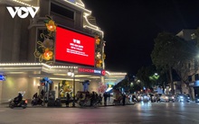 Hồ Hoàn Kiếm và khu phố cổ Hà Nội vắng người đi chơi tối mùng 2 Tết