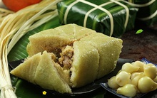 Khám phá những chiếc bánh chưng độc lạ tại Việt Nam, đủ loại nhân từ cá hồi, cua cho tới....cá kho
