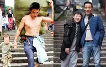 Ông bố cửu vạn dắt tay con trai 3 tuổi cùng đi làm từng chạm đến trái tim bao người năm xưa giờ có cuộc sống thế nào?