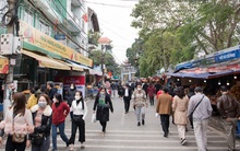 Chen chân vái vọng trước cửa Phủ Tây Hồ sáng mùng 3 Tết Nhâm Dần