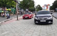 Hành vi điều khiển xe ô tô đi trên vỉa hè áp dụng mức phạt như thế nào?