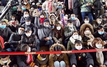 Dòng người chen chật kín trên ga cáp treo lên Fansipan: Xếp hàng 3 - 4 tiếng, lên được hay không còn do... duyên phận