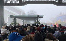 Dòng người chen chật kín trên ga cáp treo lên Fansipan: Xếp hàng 3 - 4 tiếng, lên được hay không còn do... duyên phận