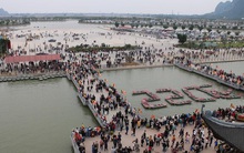 Biển người đổ về chùa Tam Chúc du Xuân ngày mùng 4 Tết